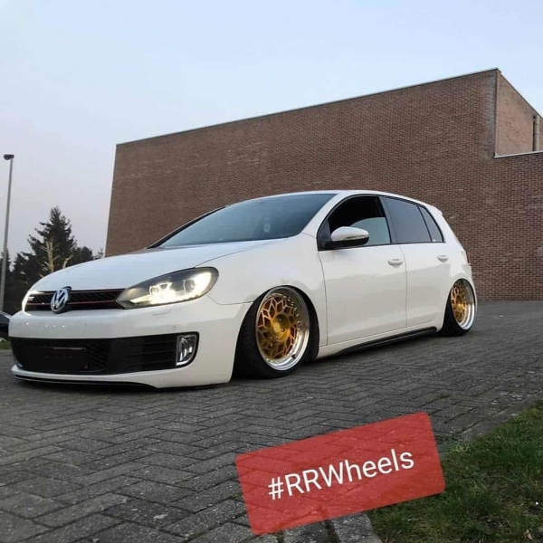 Volkswagen Golf 6 op airride voorzien van een 18 inch Regen5 breedset 8.5j en 9.5j.