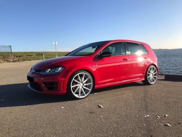 Volkswagen Golf 7 voorzien van 20 inch 9.0J ET40 Rocha wheels.