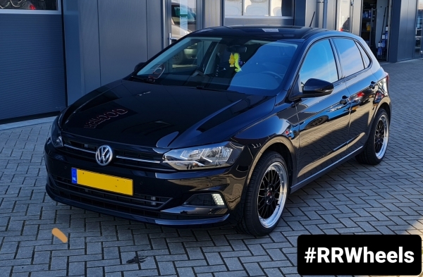 Deze Volkswagen Polo MK6 voorzien van Japan Racing - JR23 velgen in de maat 17 inch 5x100 8J ET42 met Nexen NFera 215 45 17 banden.
