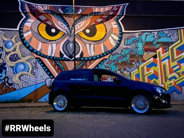 Volkswagen Polo voorzien van 17 inch Japan Racing JR9 Full Chrome in 7.5J ET35 inclusief Imperial banden in 215 40 17. Schitterende auto, uiteraard met onze reclame erop!