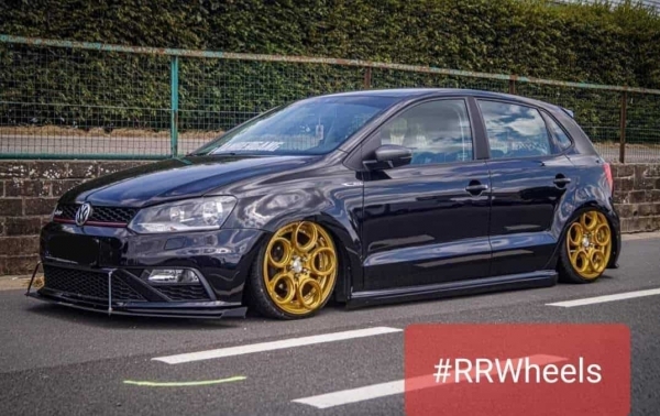 Volkswagen Polo met 17 inch 7.5j et30 rondom full gold wheels