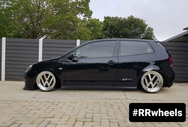 Polo voorzien van 17 inch JF Luxury velgen met VW logo.