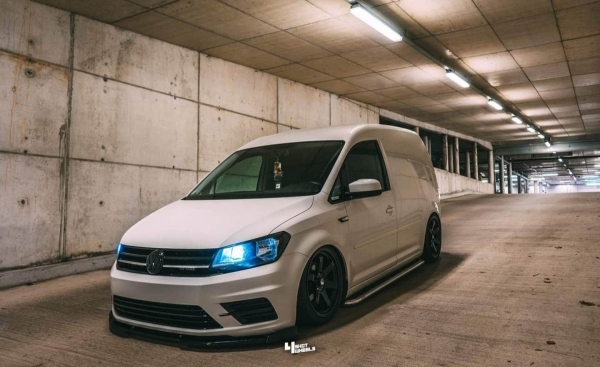Volkswagen Caddy voorzien van 18 inch AVID1 velgen in 8.5J ET40 rondom.
