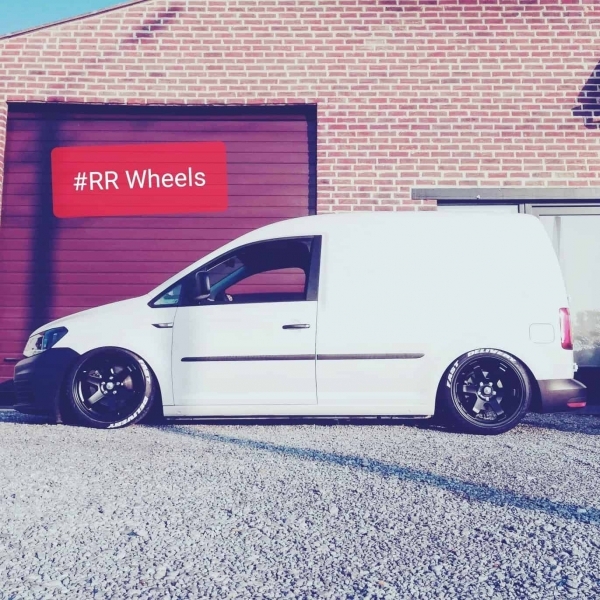 Volkswagen Caddy voorzien van 18 inch AVID1 velgen in 5x112 8.5J ET40 rondom.