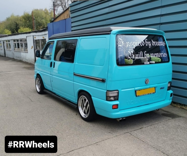 Volkswagen T4 voorzien van JF Luxury VW Logo velgen in 17 inch 5x100 7.5J ET30 inclusief steekadapters op maat.