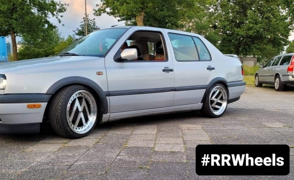 Volkswagen Passat voorzien van deze unieke VW logo velgen. In 17 inch 4x100 7.5J ET30 rondom.