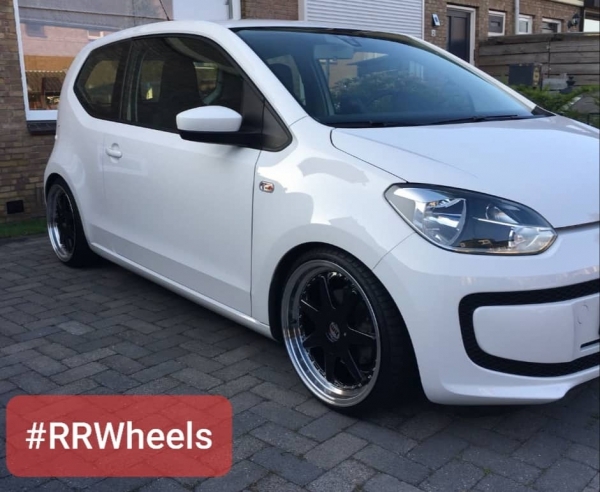 Volkswagen UP voorzien van mat zwarte JF Luxury velgen in 17 inch 7.5J ET40.