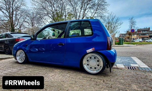 Deze Volkswagen Lupo voorzien van 15 inch Drop002 Felgenwerks 4x100 8J ET25 velgen. Schitterende velgen voor deze wagen!