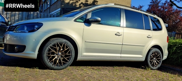 We hebben Volkswagen Touran voorzien van nieuwe 17 inch 79Wheels SV-C in 7.5J ET40 Gloss Black Gold Face! Mooie velgen voor deze auto!
