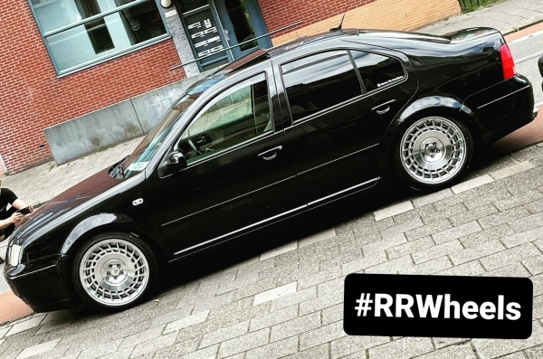Volkswagen Bora met 18 inch Forzza Limit velgen in 5x100 8.5J ET35 rondom. Schitterende fitment!