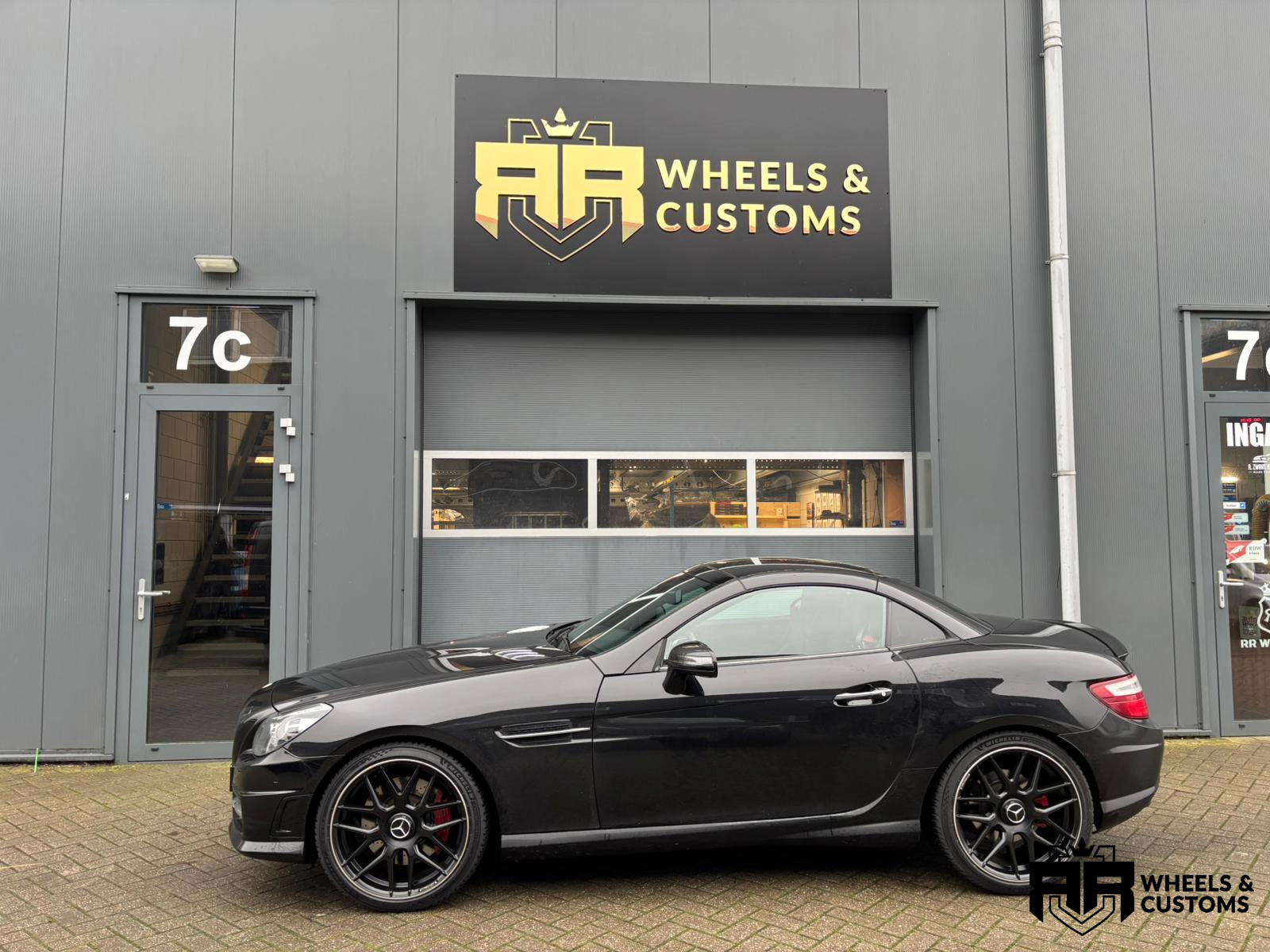 Mercedes SLK uit 2015 - voorzien van 19 inch JF Luxury  5x112 - AMG Design M933 Matt Black Machined Lip  Breedset velgen